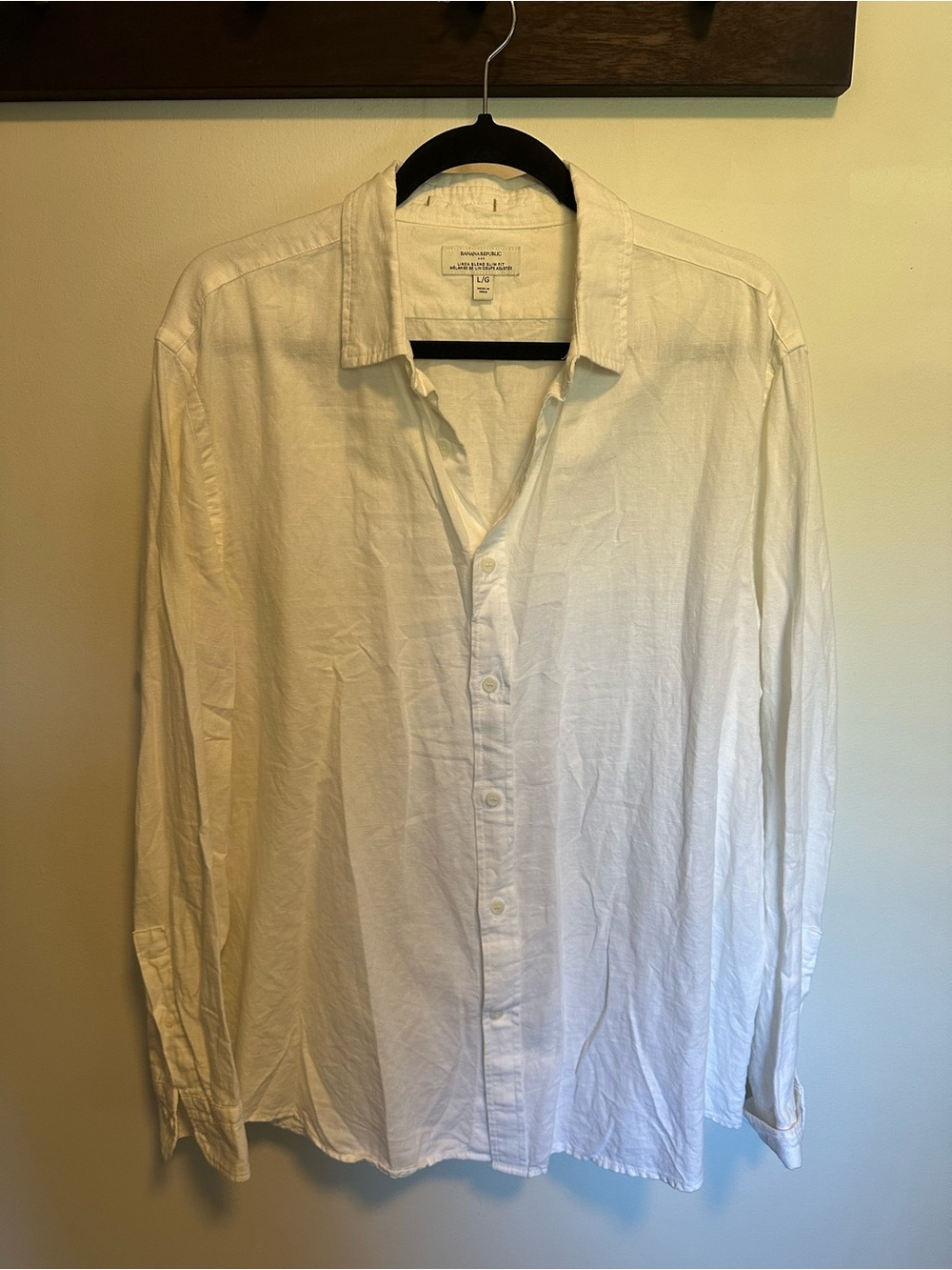 Banana Republic Men's White Linen Button-Up Shirt